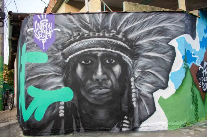 Imagem em arte graffiti realista do rosto de um indigena.