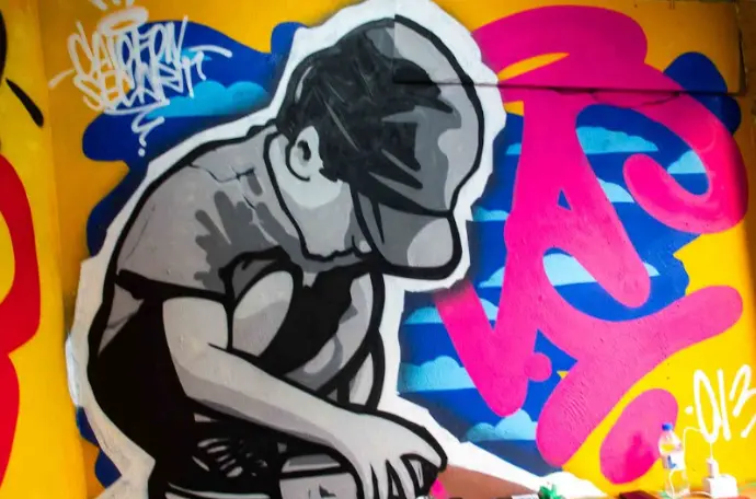 Imagem em arte graffiti realista de um menino praticando.