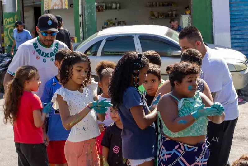 Crianças do projeto cultural recebem equipamentos de segurança.