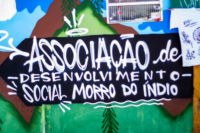 Arte em grafitti com nome da Associação Morro do Índio