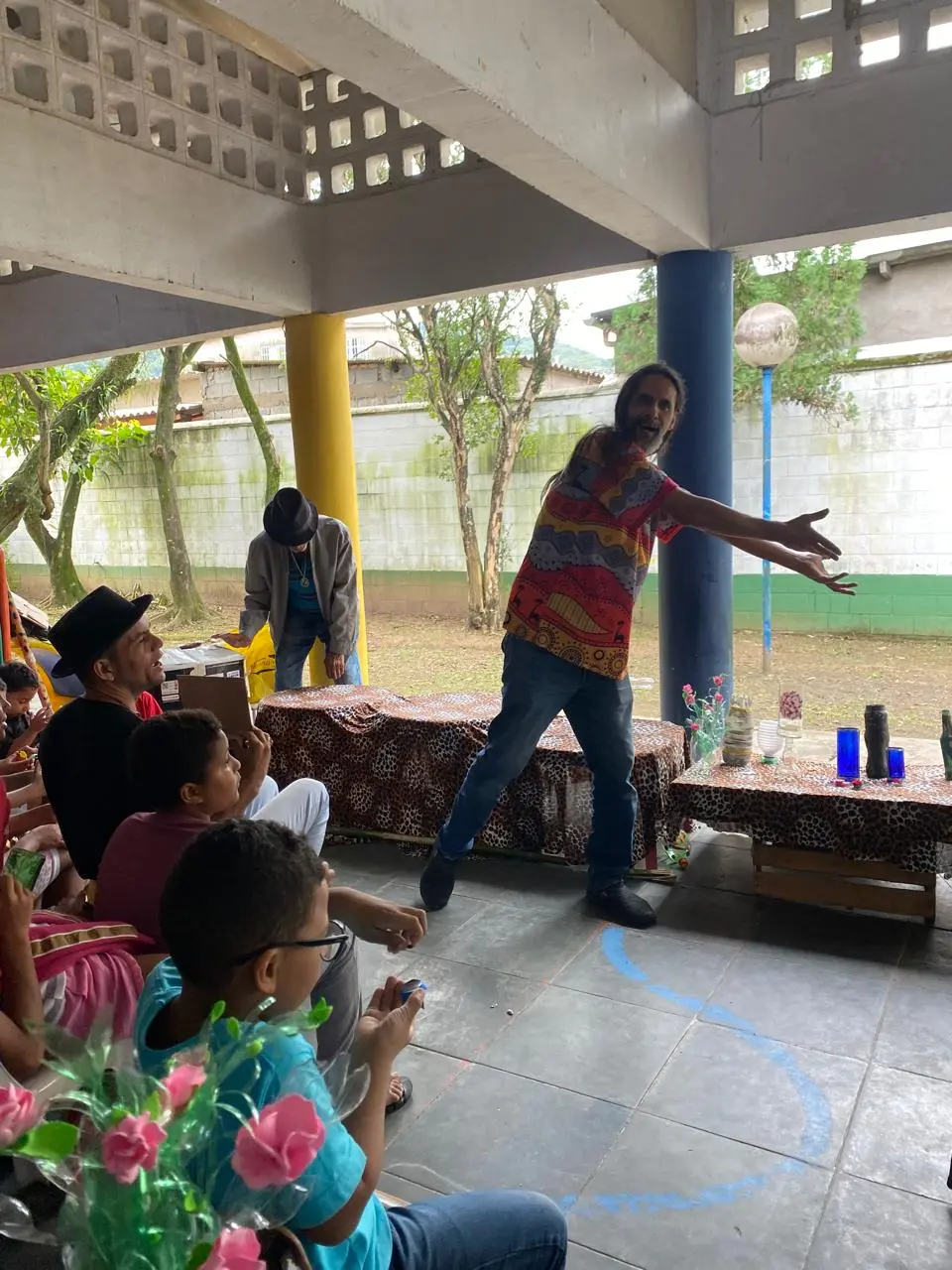Artista apresentando a exposição para a plateia.